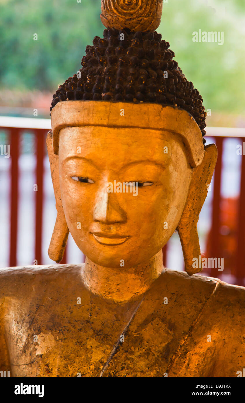 BUDDHA-STATUE im WAT JONG KHAM stammende mindestens dem 13. Jahrhundert - KENGTUNG auch bekannt als KYAINGTONG, MYANMAR Stockfoto