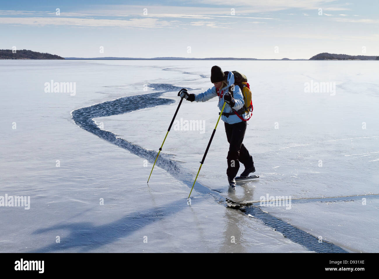 Schlittschuhlaufen auf dem zugefrorenen Meer Person Stockfoto