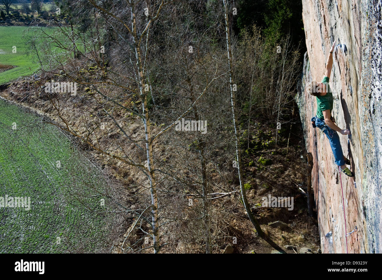 Ein Kletterer an einer Wand des Felsens, Schweden. Stockfoto