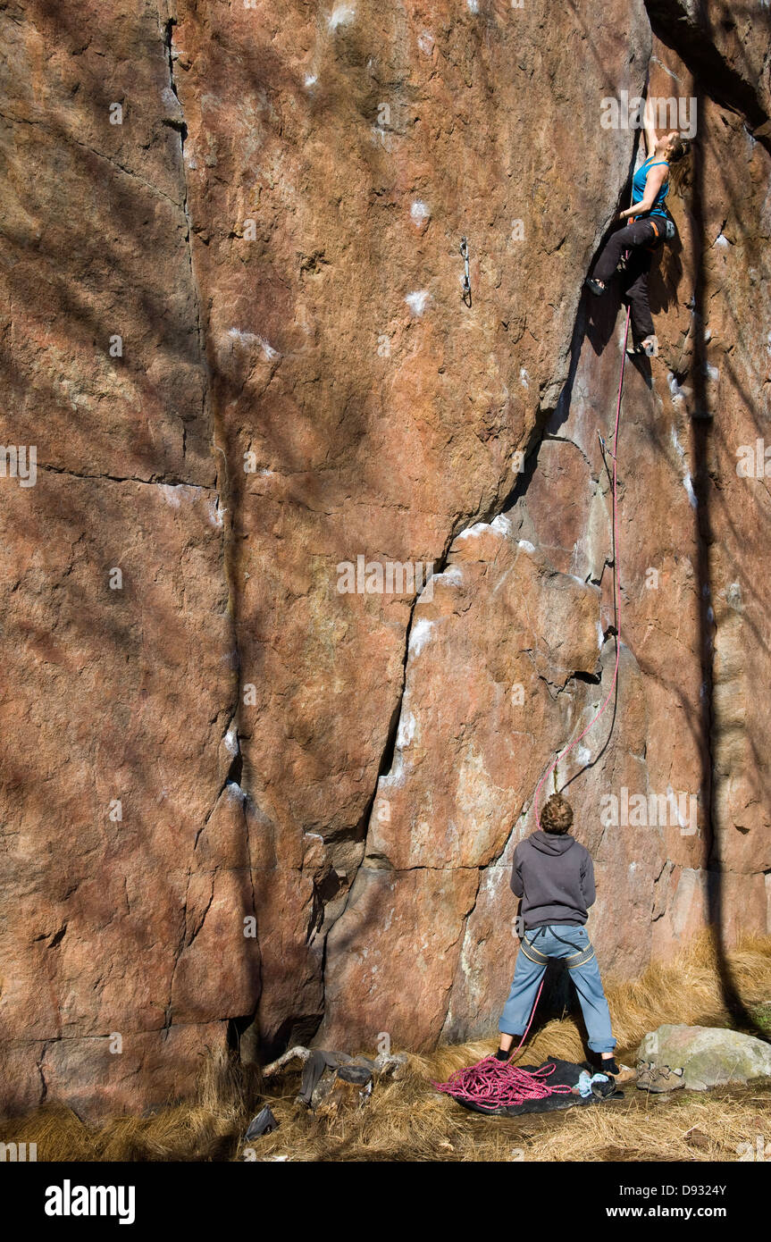 Ein Kletterer an einer Wand des Felsens, Schweden. Stockfoto