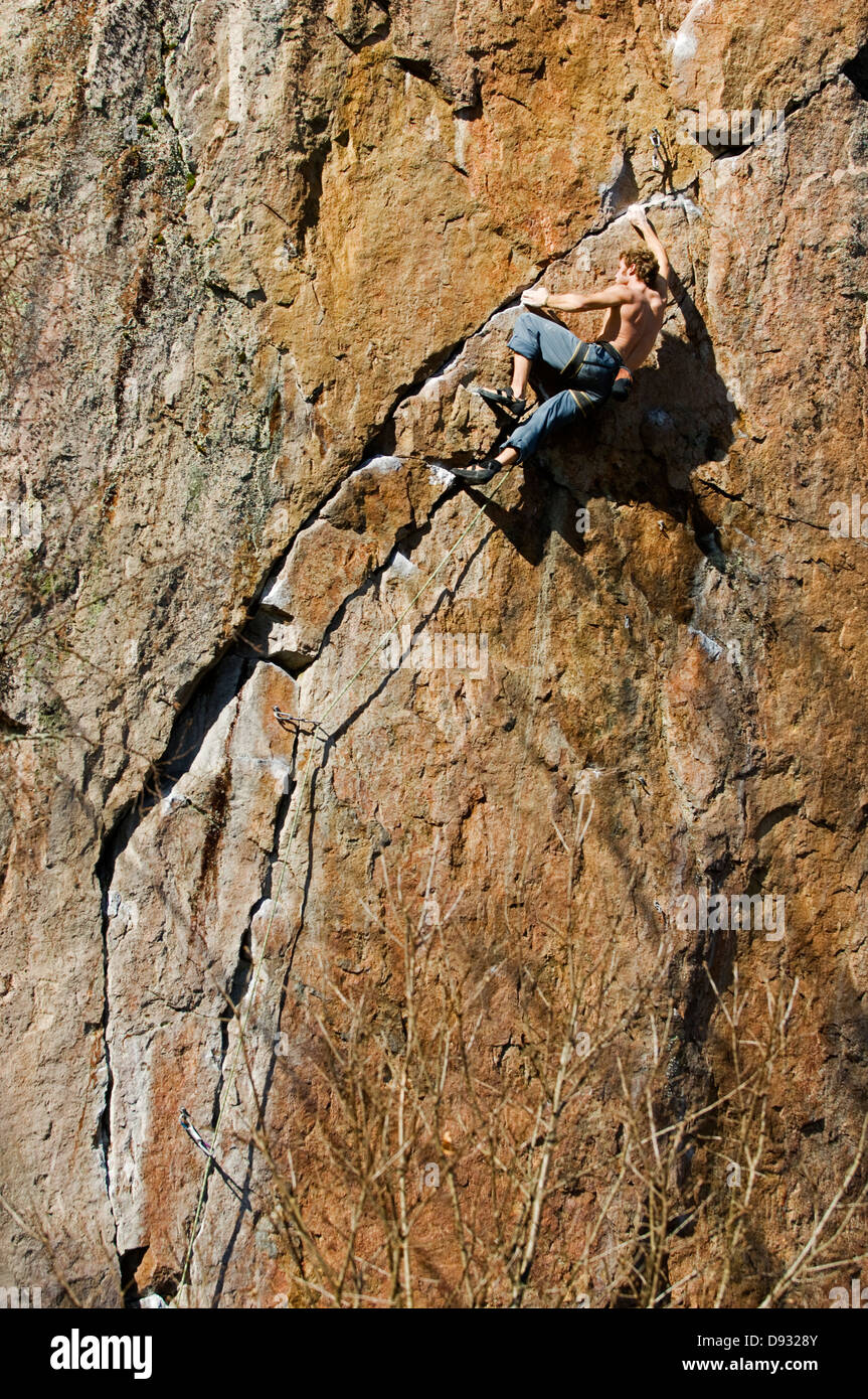 Ein Kletterer an einer Wand des Felsens, Schweden. Stockfoto