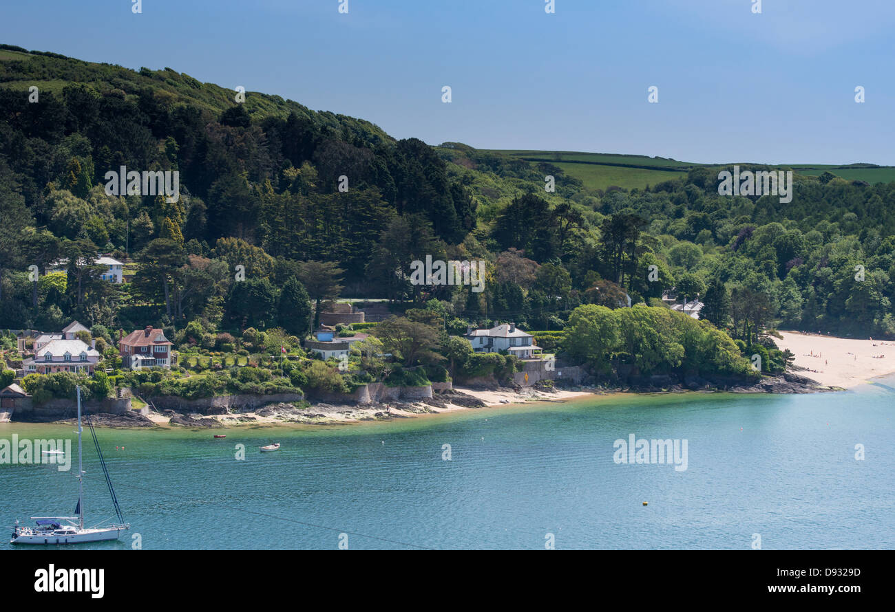 Ost Portlemouth und sonnigen Bucht Strand von Salcombe, Devon mit einem festgemachten Yacht und teure Immobilien am Wasser. Stockfoto