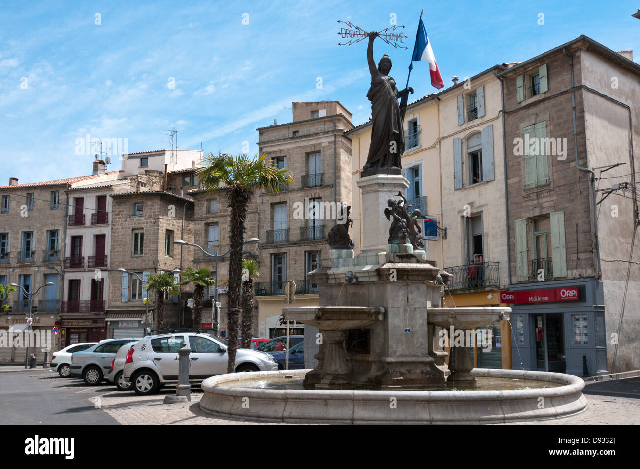 Die Place De La République in der kleinen Stadt Pézenas im Languedoc, Südfrankreich. Stockfoto