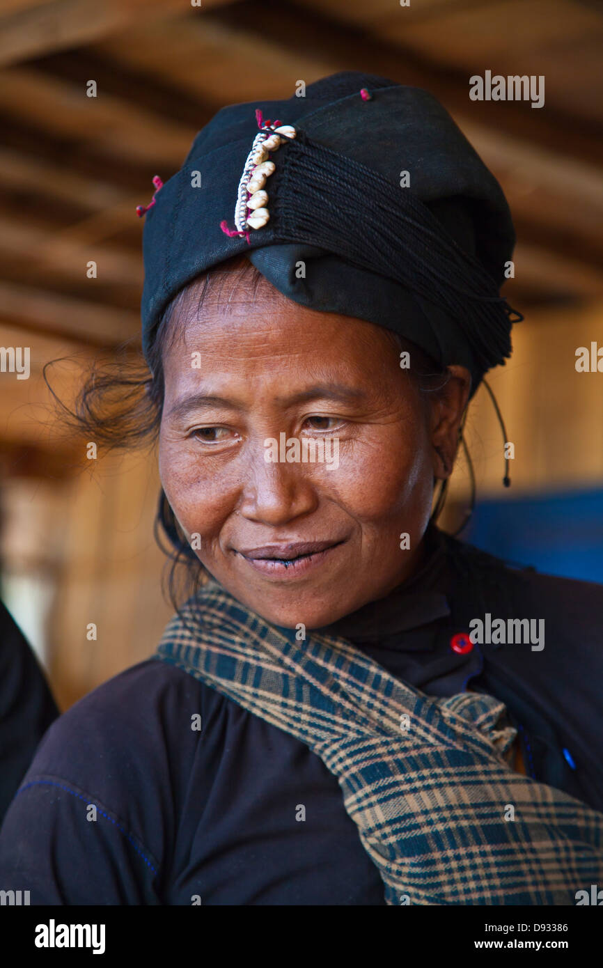Eine ANN TRIBAL-Frau in traditioneller Kleidung in ihrem Dorf in der Nähe von KENGTUNG auch bekannt als KYAINGTONG - MYANMAR Stockfoto