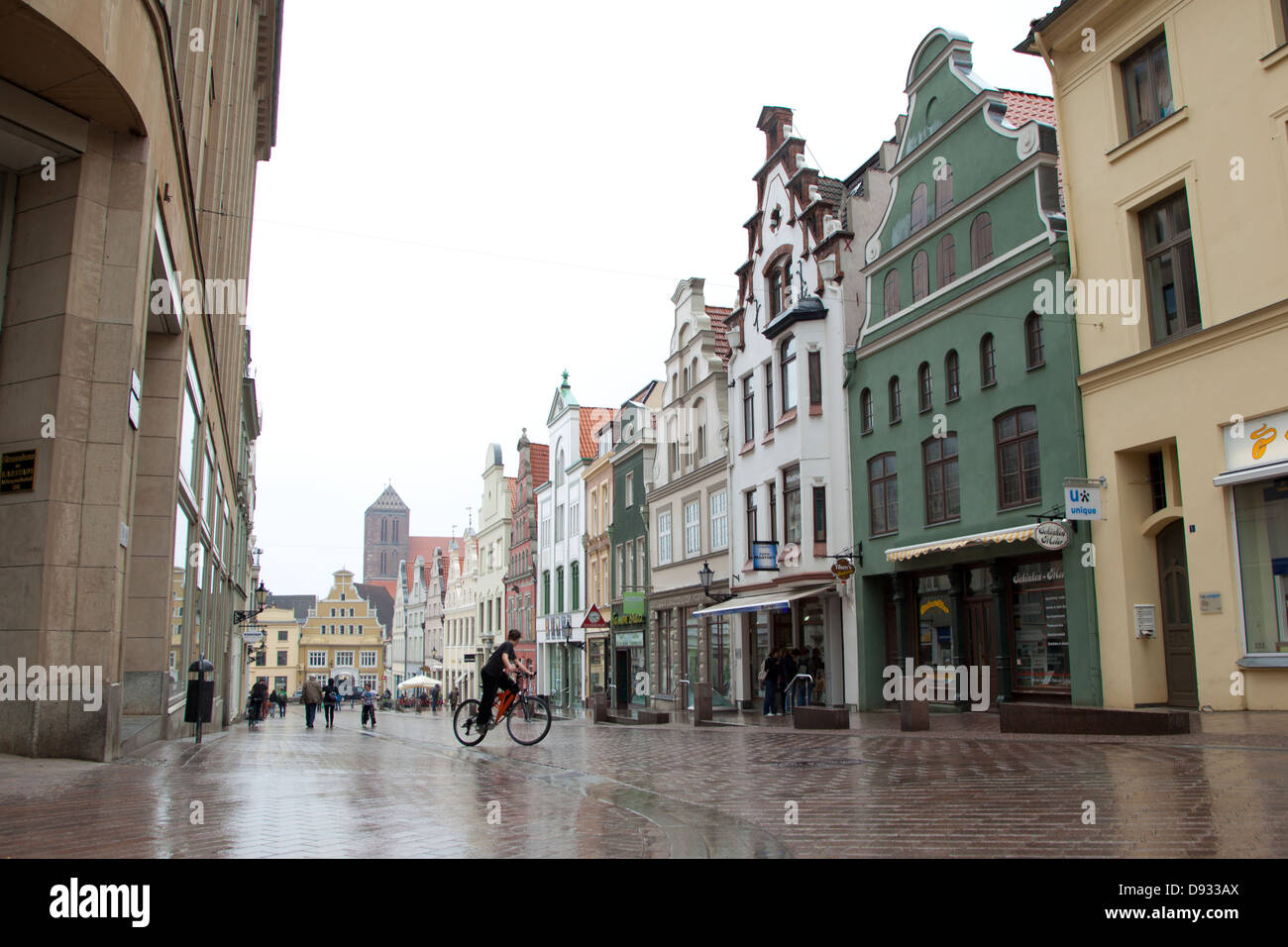 Straße in Wismar, Deutschland, nach dem Regen Stockfoto