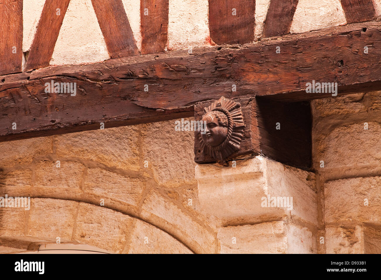 Eine geschnitzte Holzkopf auf eine alte halbe Fachwerkhaus im alten Dijon. Stockfoto