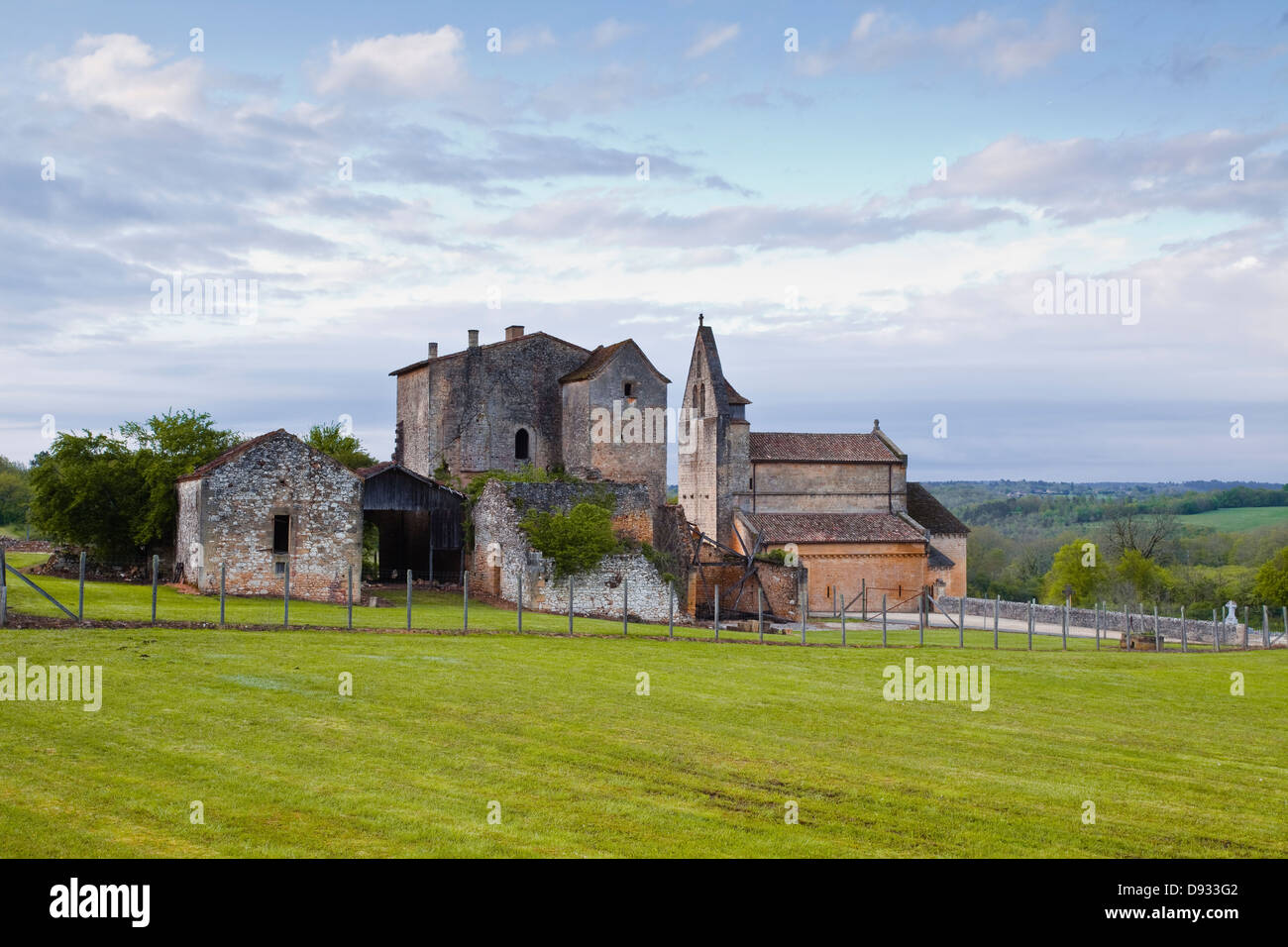 Die Kirche und die alten Priorat in Sainte Croix de Beaumont in der Dordogne Frankreich. Stockfoto