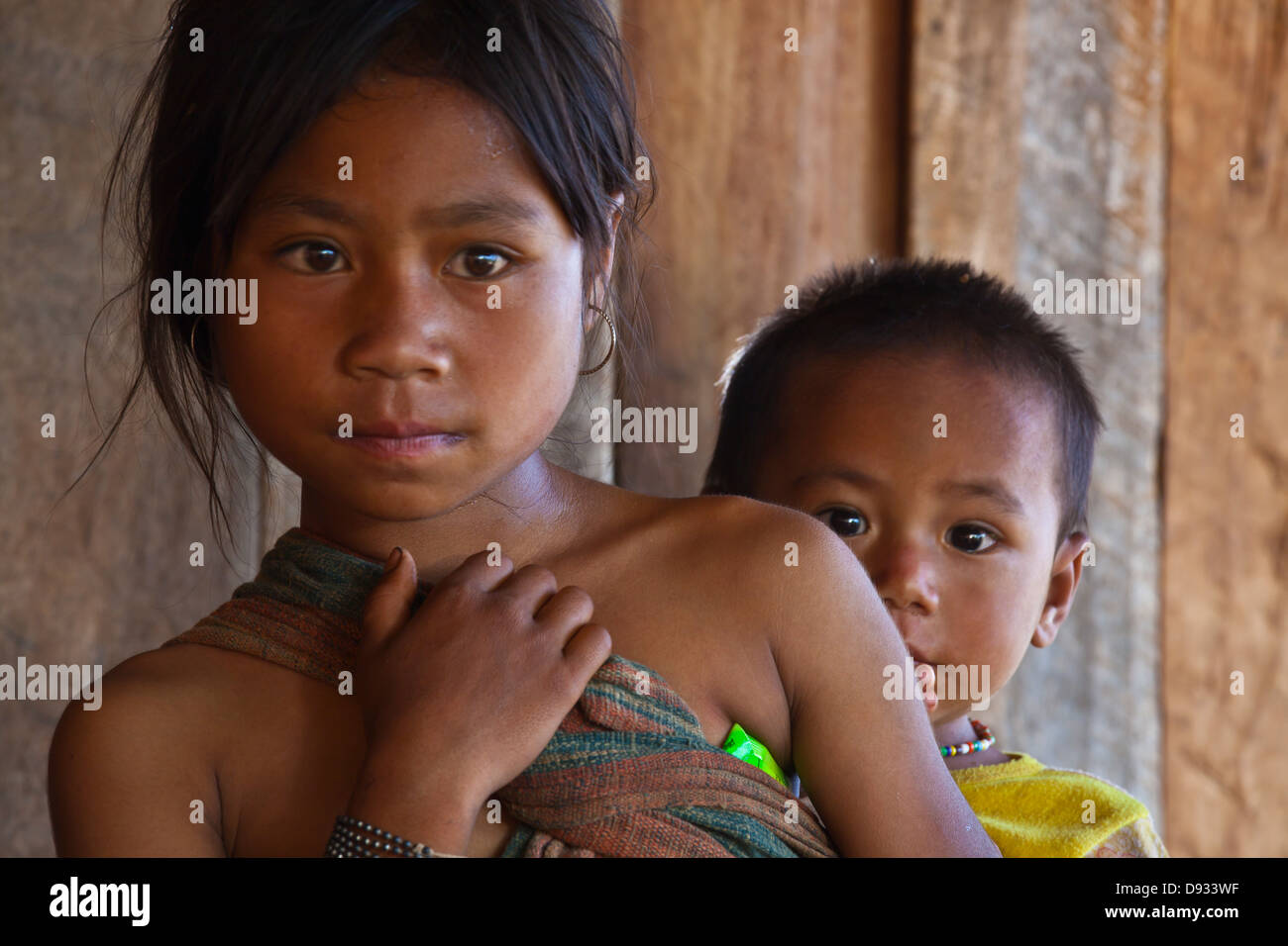 Geschwister des Stammes ANN in einem Dorf in der Nähe von KENGTUNG oder KYAINGTONG - MYANMAR Stockfoto