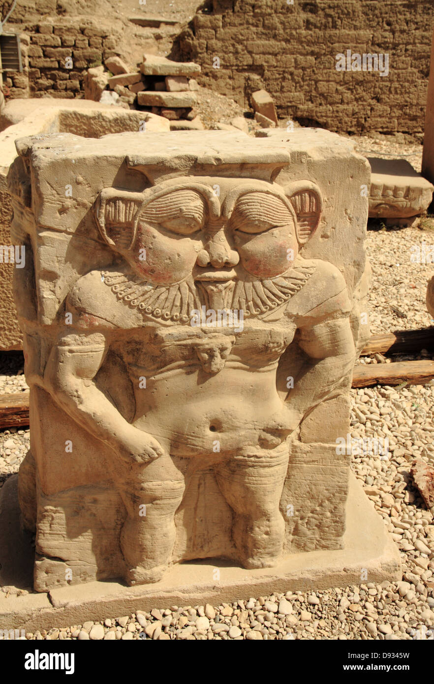 Stein Relief des Gottes Bes in Dendera Tempel Stockfoto