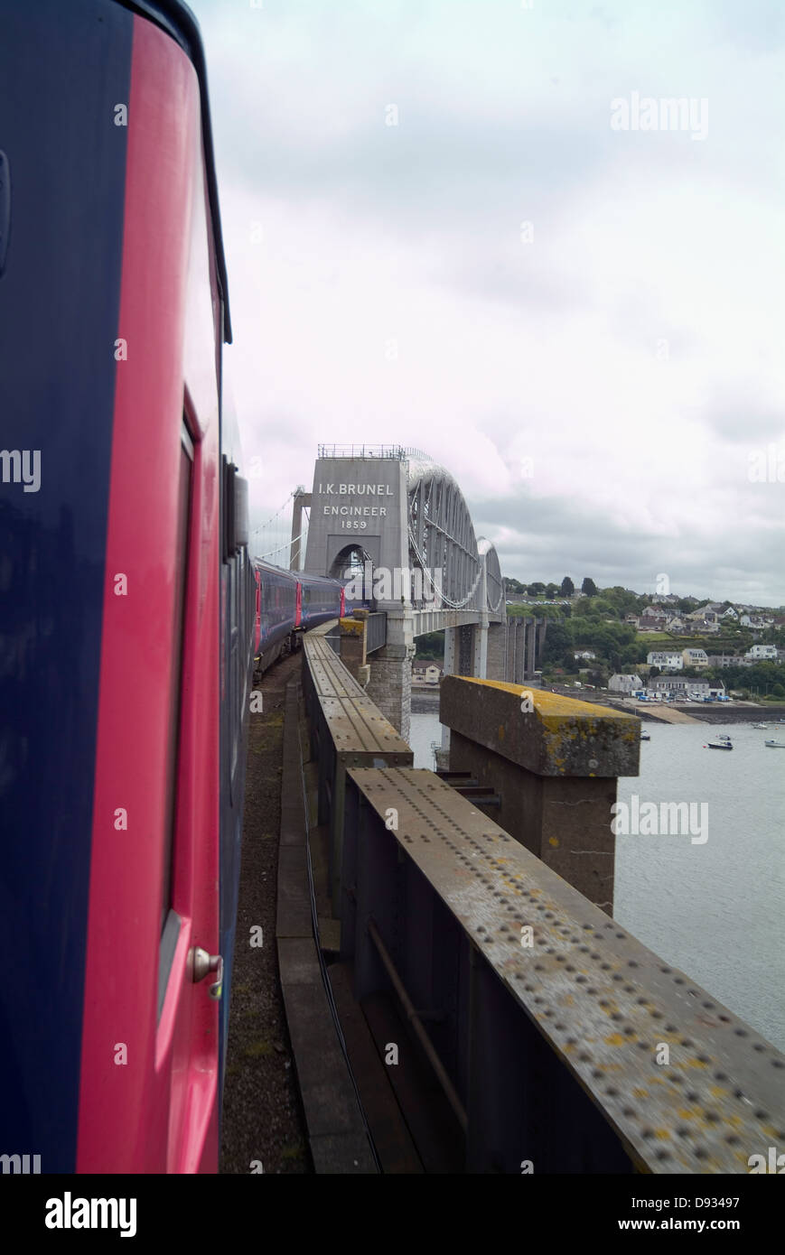 Ein Zug am Royal Albert Bridge, Plymouth, England. Stockfoto