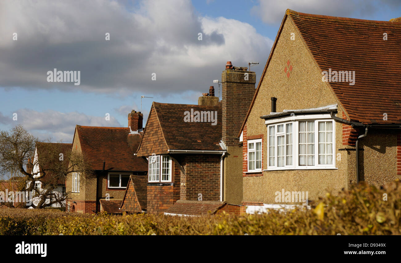 Eine Reihe von freistehenden 1930s Bay Fenster Zeitraum Häuser, am Nachmittag Sonnenlicht, Banstead, Surrey, in der Nähe von London, England, UK. Stockfoto