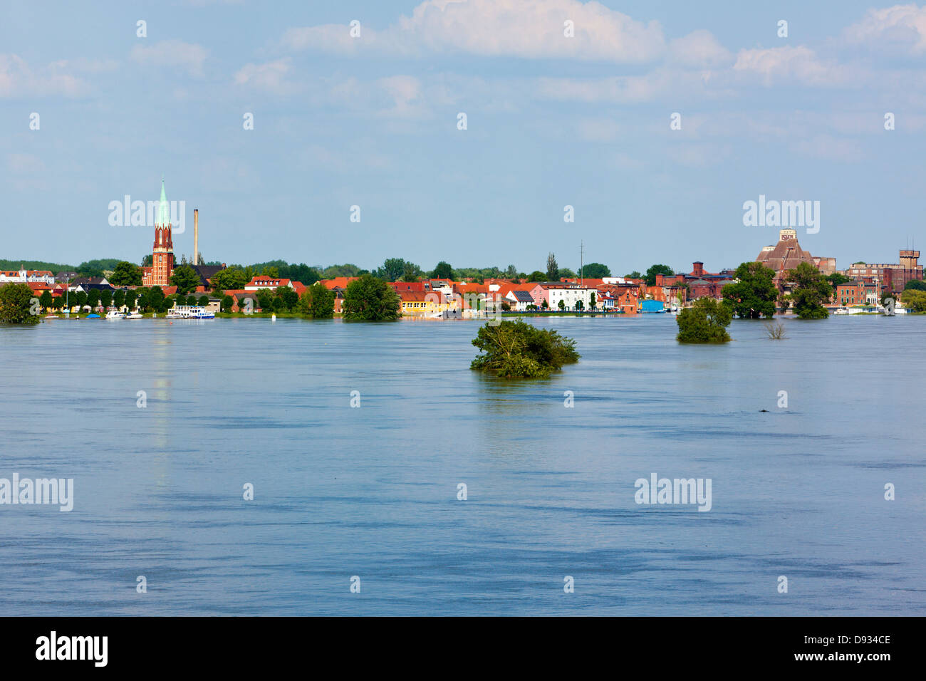 Stadt Wittenberge und der Elbe bei Hochwasser 2013 Stockfoto
