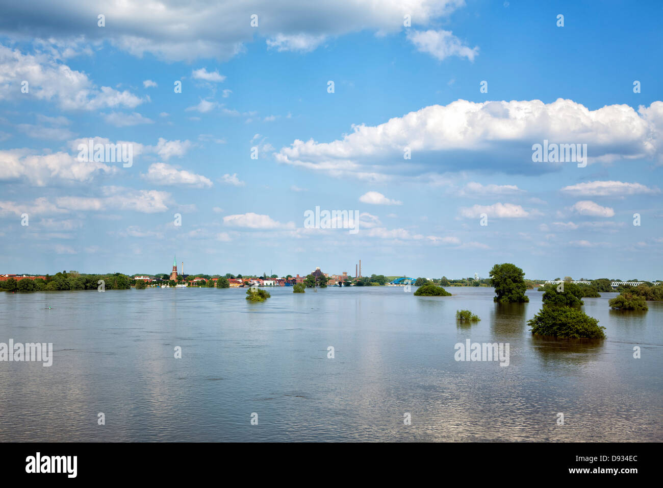 Stadt Wittenberge und der Elbe bei Hochwasser 2013 Stockfoto