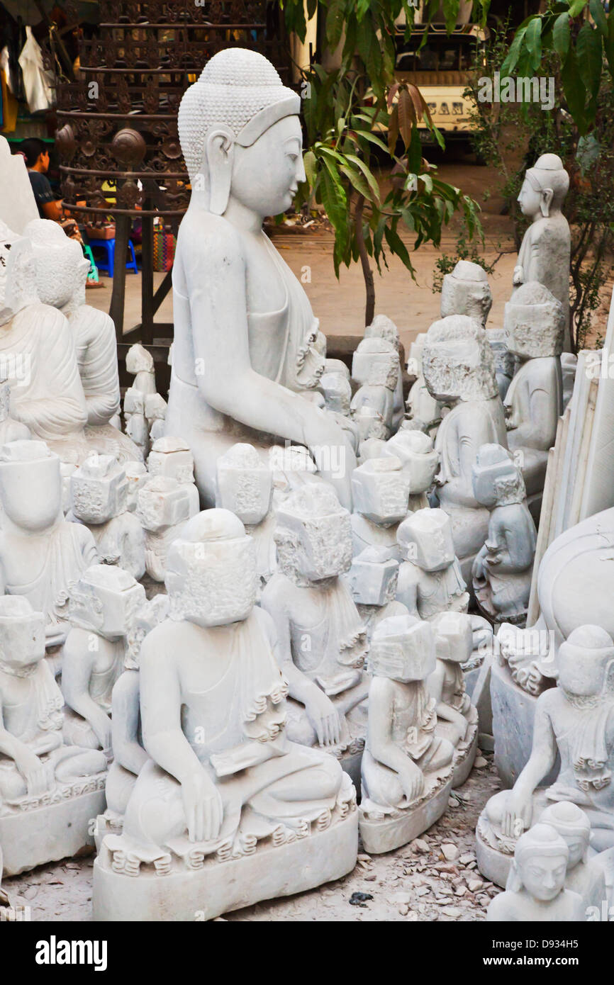 Das Schnitzen von BUDDHA-Figuren ist eine lebendige Kunst in MANDALAY - MYANMAR Stockfoto