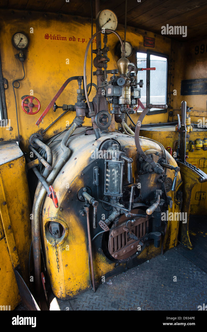 Gelbe Maschinenraum der Dampflokomotive Stockfoto