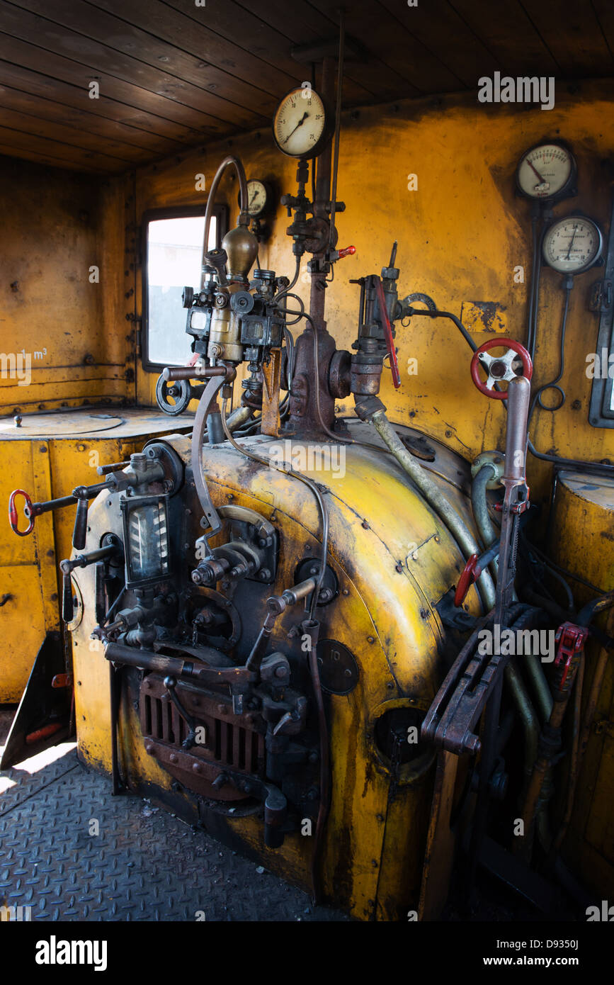 Gelbe Maschinenraum der Dampflokomotive Stockfoto