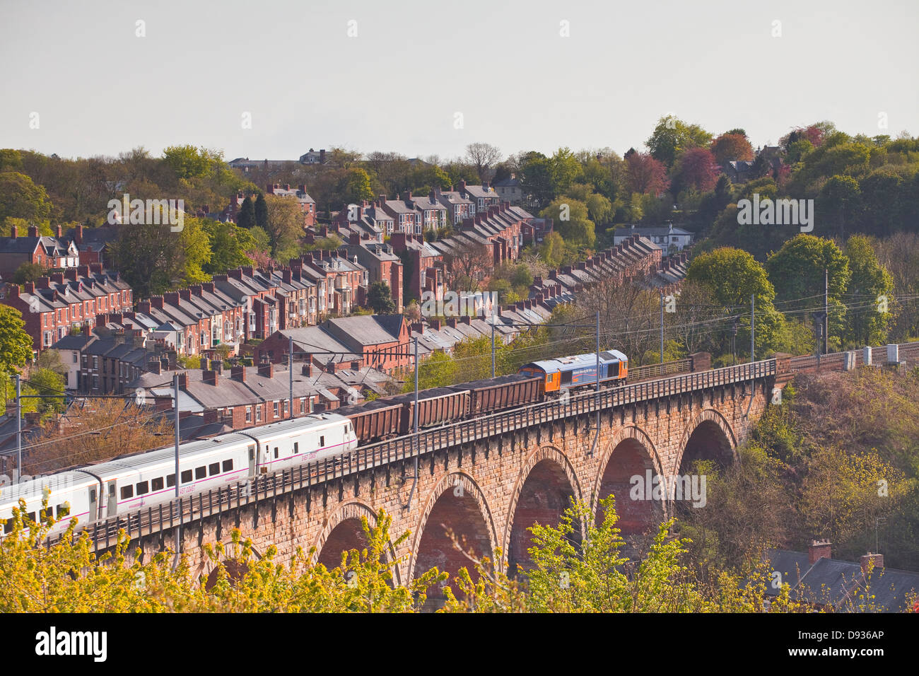 Ein Güterzug führt über eine Brücke in die Stadt Durham. Stockfoto