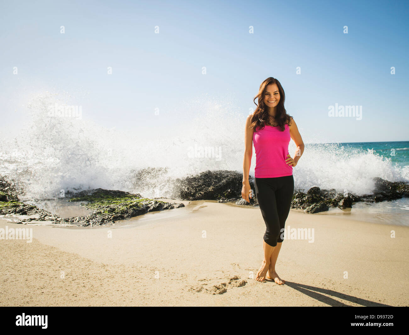 Gemischte Rassen Frau lächelnd am Strand Stockfoto