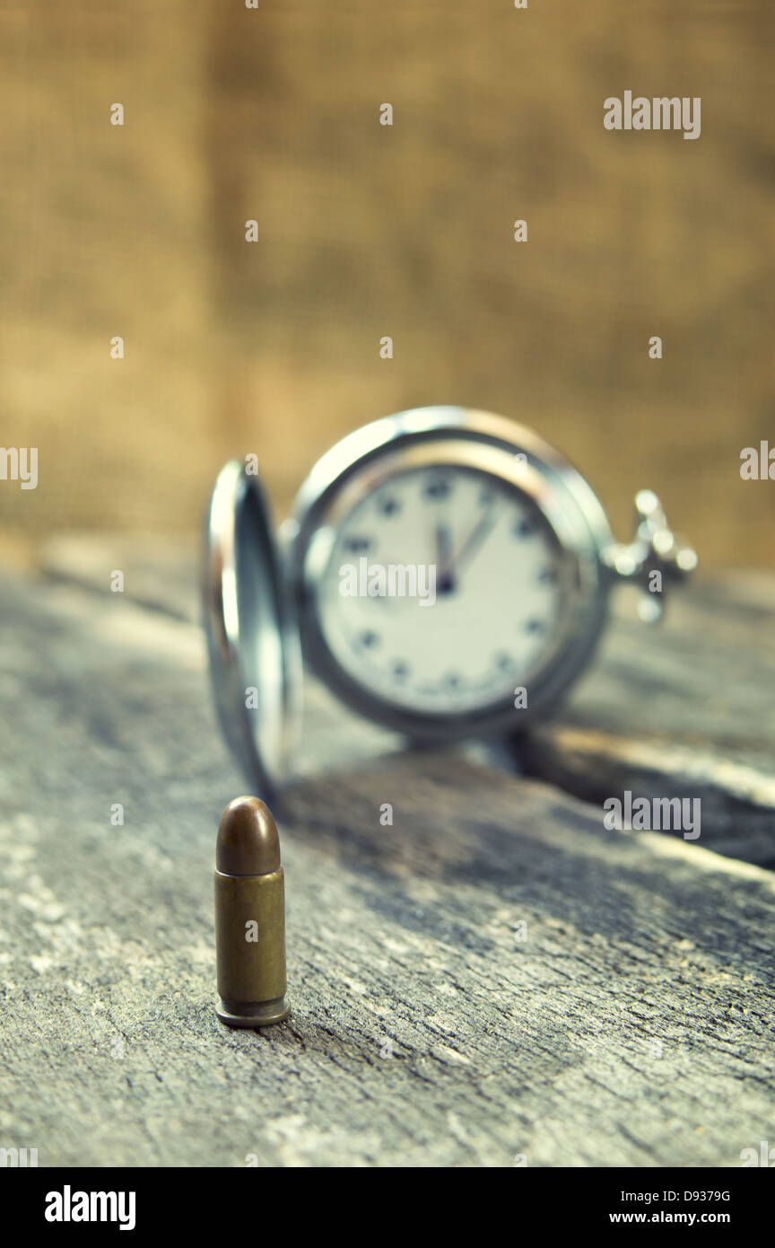 Kugel auf Holztisch mit alten Taschenuhr. Selektiven Fokus auf Kugel. Stockfoto