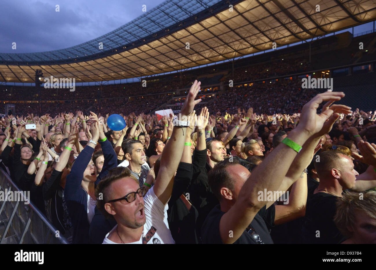 Berlin, Deutschland, 9. Juni 2013. Fans jubeln und feiern wie die britische Band, die Depeche Mode auf der Bühne während ihrer "The Delta Machine Tour" im Olympiastadion in Berlin, Deutschland, 9. Juni 2013 führt. Bildnachweis: Dpa picture Alliance/Alamy Live News Stockfoto