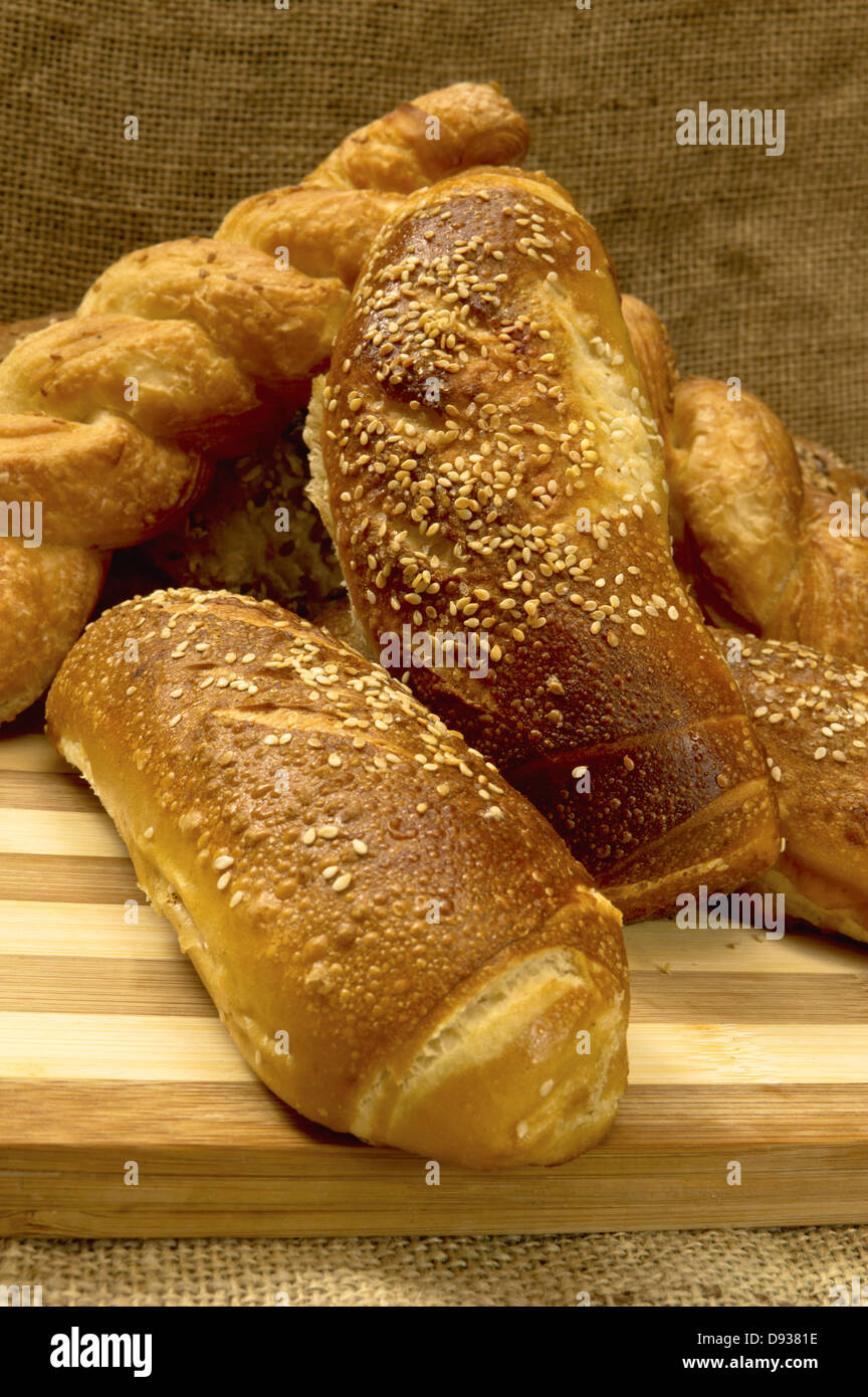 Lecker frisch knackig und warm hausgemachtes Brot auf einer Holzplatte. Stockfoto