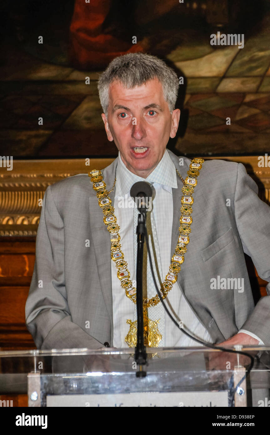 Belfast, Nordirland. 10. Juni 2013. Lord Mayor Máirtín Ó Muilleoir führt Hauptkommissar Alan McCrum, Silber Commander für G8 in Belfast, in einem Pressegespräch auf der bevorstehenden Sicherheitsvorkehrungen für den G8-Gipfel in Nordirland vom 17. bis 18. Juni 2013 in Enniskillen. Stockfoto