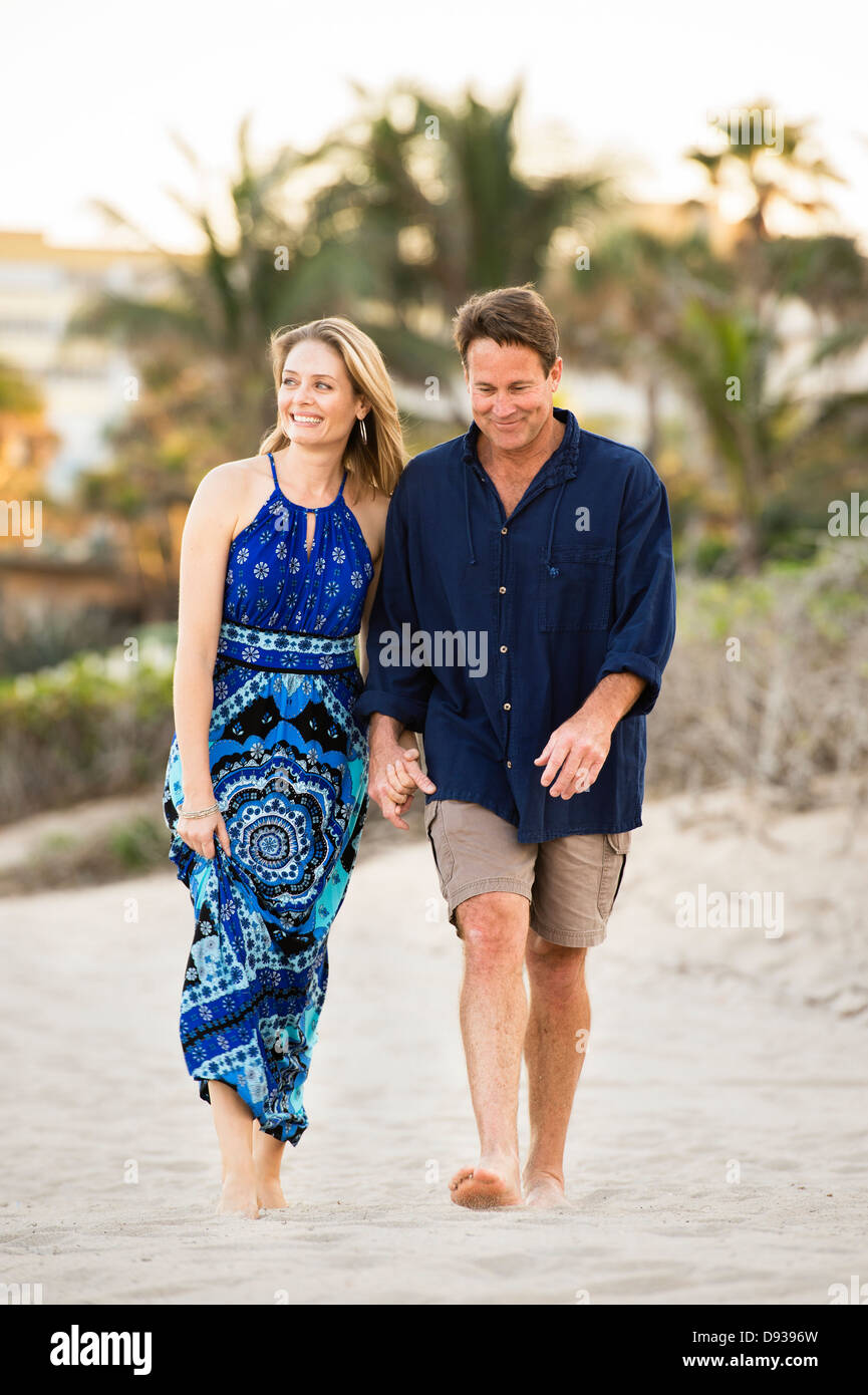 Paare, die zusammen am Strand Stockfoto