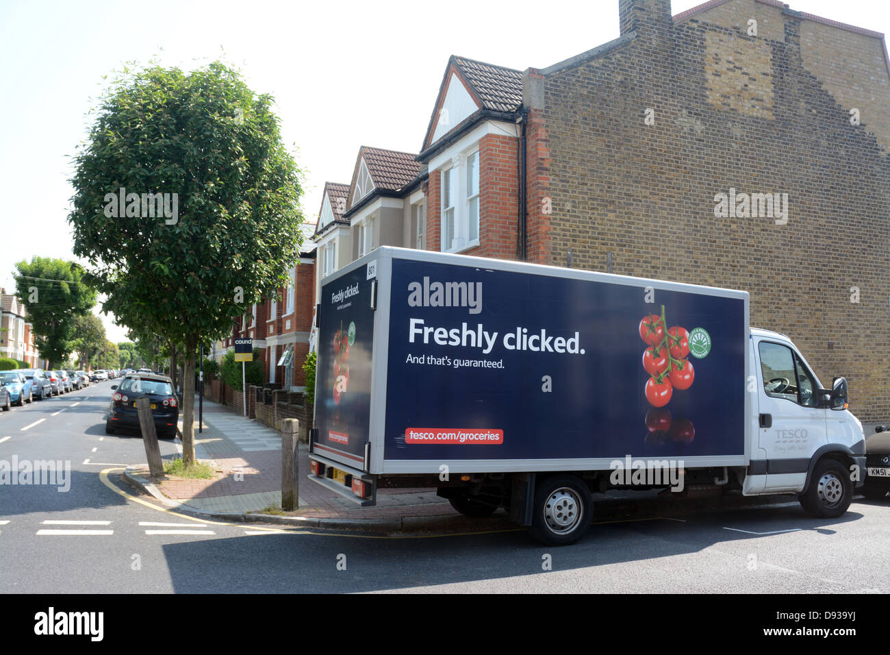 Tesco Lieferung van nach Hause suburban begrünten Straße Straße Supermarkt Shop einkaufen Stockfoto
