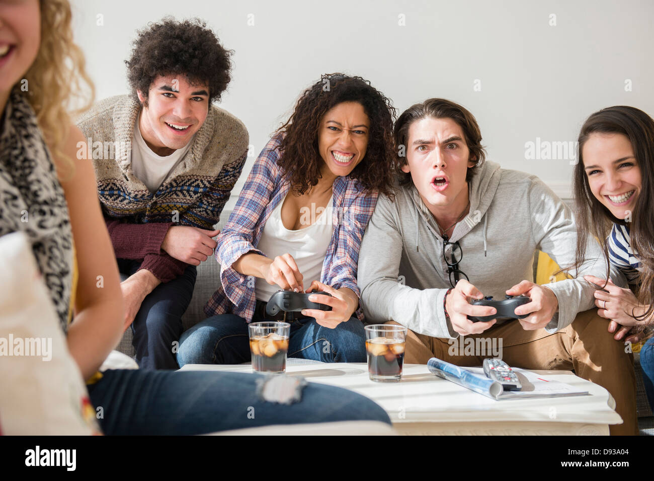 Freunde spielen von Videospielen im Wohnzimmer Stockfoto