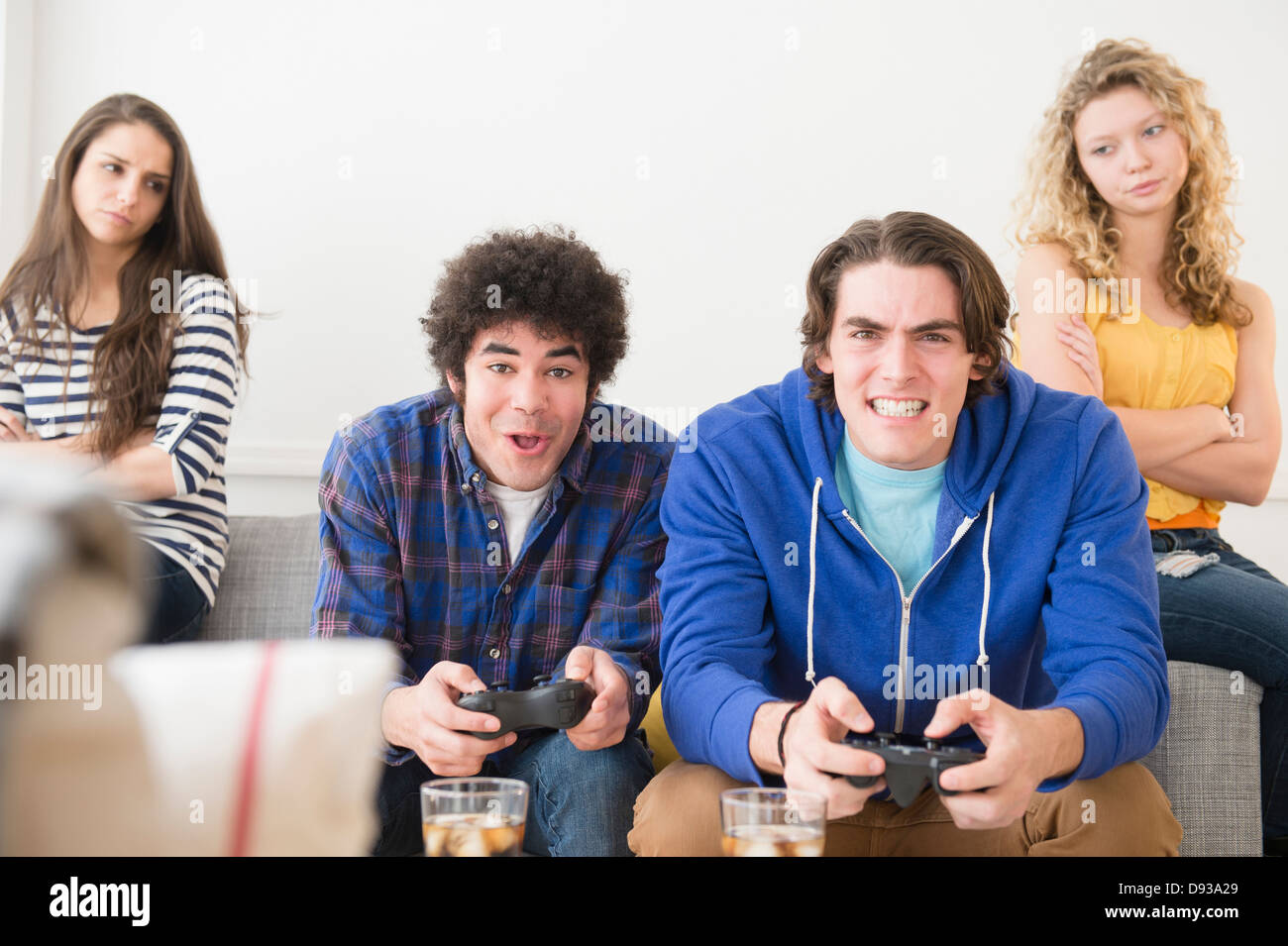 Männer mit Videospielen Freundinnen zu ignorieren Stockfoto