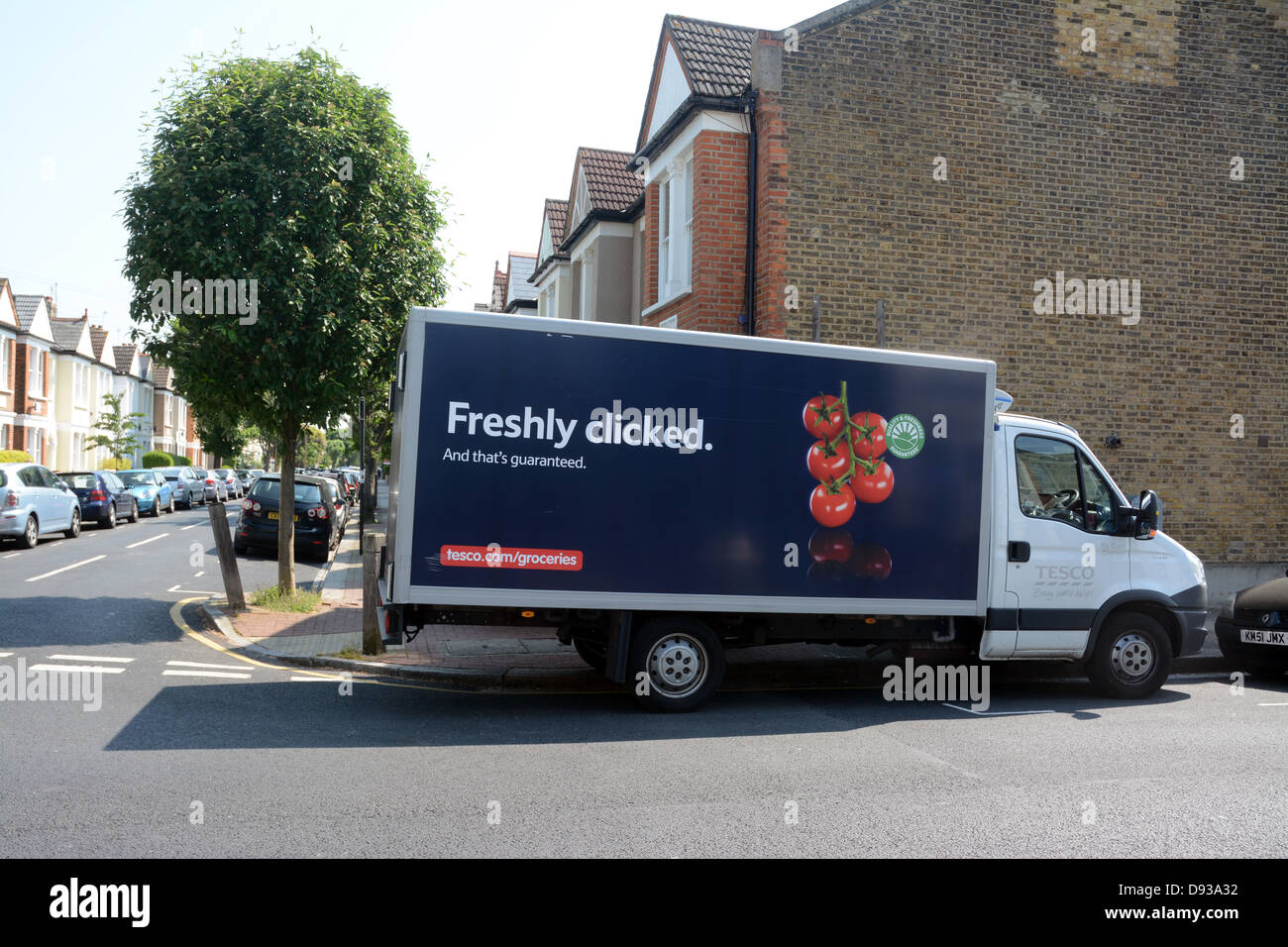 Tesco Lieferung van nach Hause suburban begrünten Straße Straße Supermarkt Shop einkaufen Stockfoto