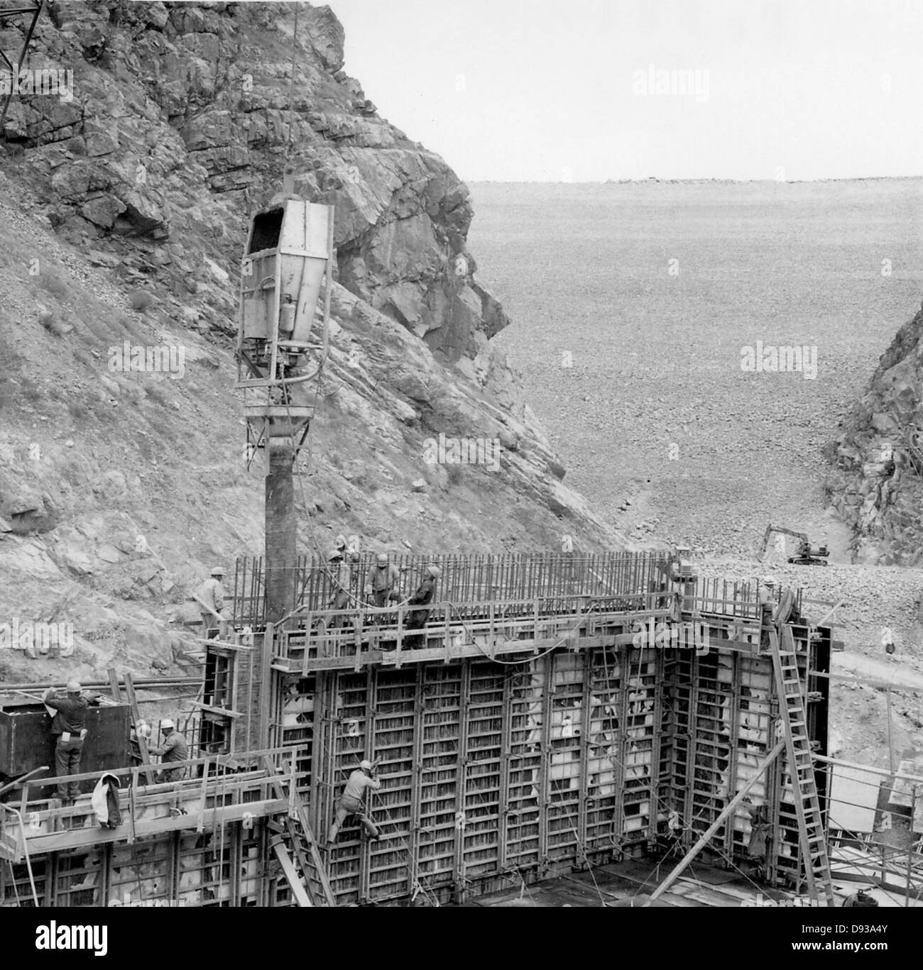 Dieses Bild zeigt neue Bauarbeiten am Melones-Projekt, Teil der Bemühungen des Bureau of Reclamation, Wasserressourcen im Westen der USA zu verwalten. Das Projekt spielt eine Rolle bei der Wasserspeicherung, Hochwasserkontrolle und Bewässerung. Stockfoto