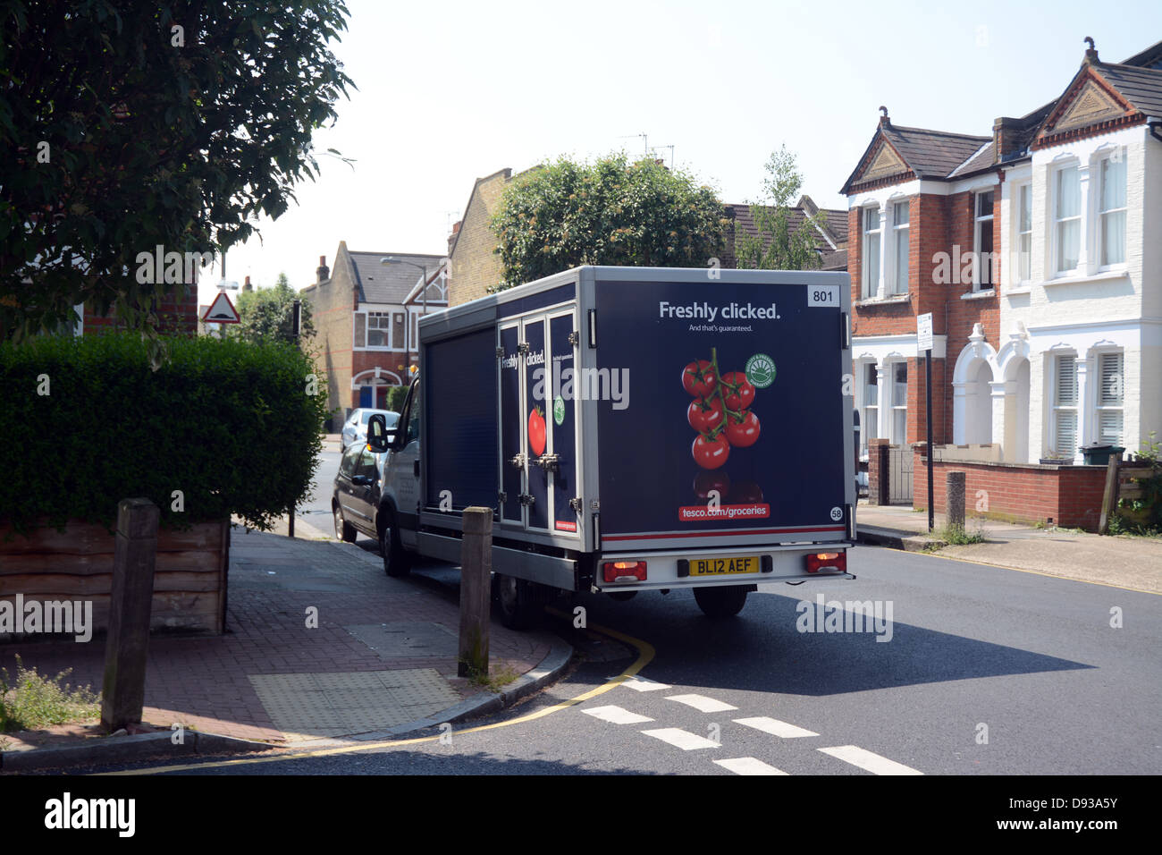 Tesco Lieferung van nach Hause suburban begrünten Straße Straße Supermarkt Shop einkaufen Stockfoto