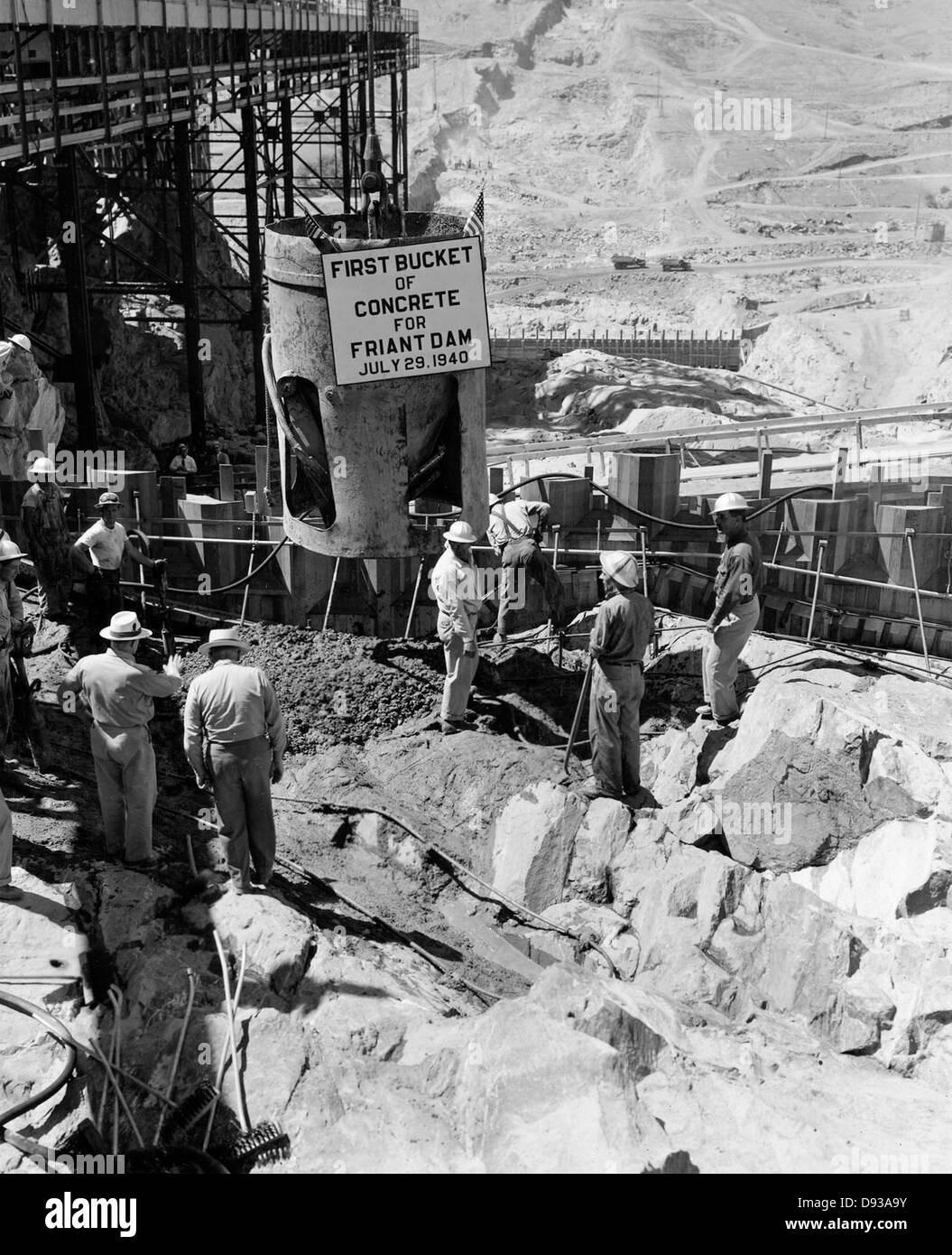 Der F-583-CV Friant Dam in Kalifornien ist Teil eines großen Bewässerungs- und Wasserbewirtschaftungsprojekts. Der Bau des Damms spielt eine entscheidende Rolle bei der Wasserspeicherung und der Hochwasserkontrolle in der Region. Stockfoto