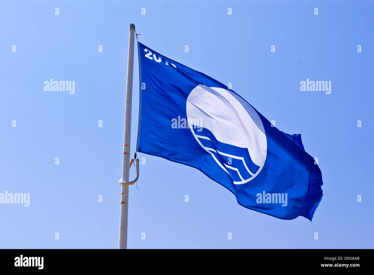 Blaue Flagge Strand Öko-Labelflag am Strand von Bournemouth, Dorset, England Stockfoto