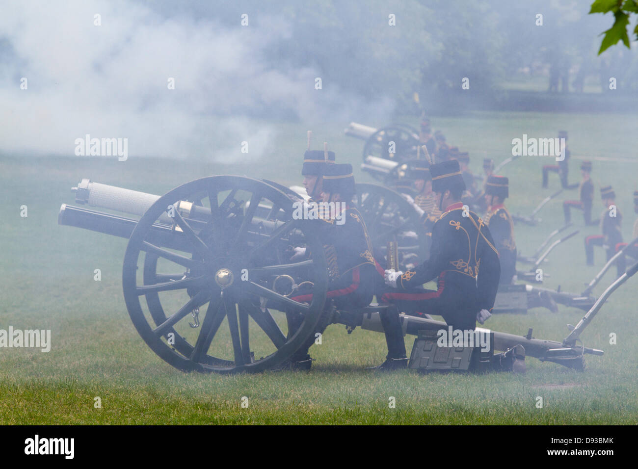 London, UK. 10. Juni 2013. Königliche Salutschüsse von des Königs Troop Royal Horse Artillery im Green Park zu Ehren seiner königlichen Hoheit Herzog von Edinburghs 92. Geburtstag mit 71 Pferde ziehen sechs ersten Weltkrieg Ära 13 Pounder Field Gewehren Credit durchgeführt: Amer Ghazzal/Alamy Live-Nachrichten Stockfoto