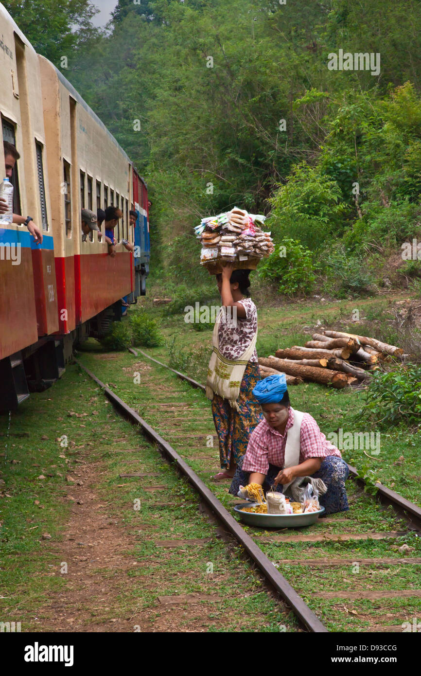 BIRMANISCHE Händler verkaufen Essen für Passagiere auf der Zugfahrt von Pyin U Lwin, Hsipaw - MYANMAR Stockfoto