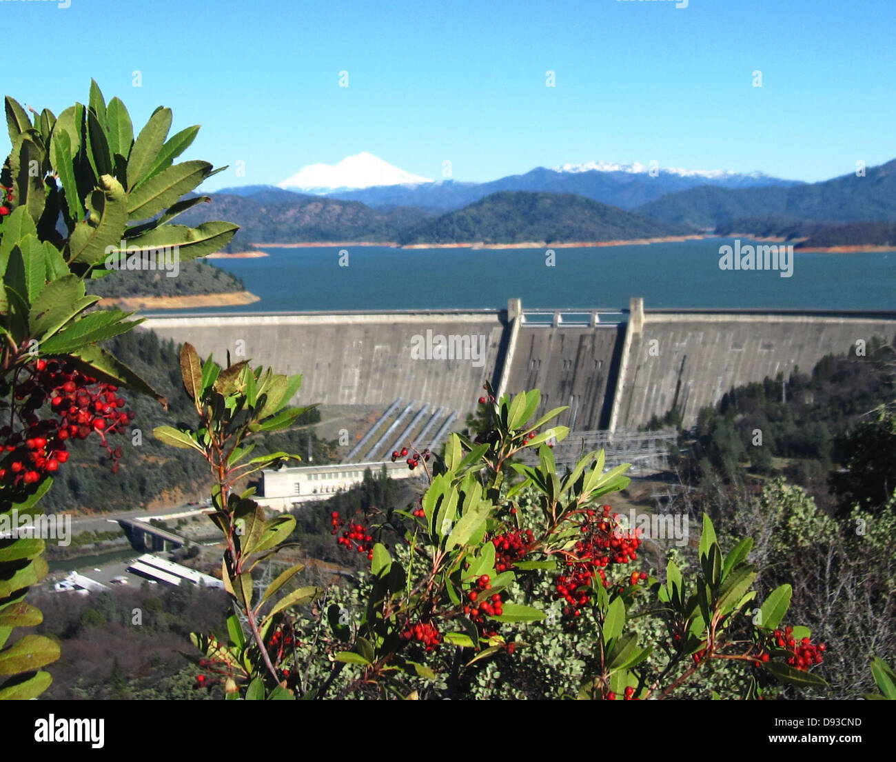 Der Shasta Dam in Kalifornien ist ein wichtiges Infrastrukturprojekt, das vom Bureau of Reclamation verwaltet wird. Der Damm spielt eine Schlüsselrolle bei der Wasserspeicherung, der Hochwasserkontrolle und der Erzeugung von Wasserkraft für die Region. Stockfoto