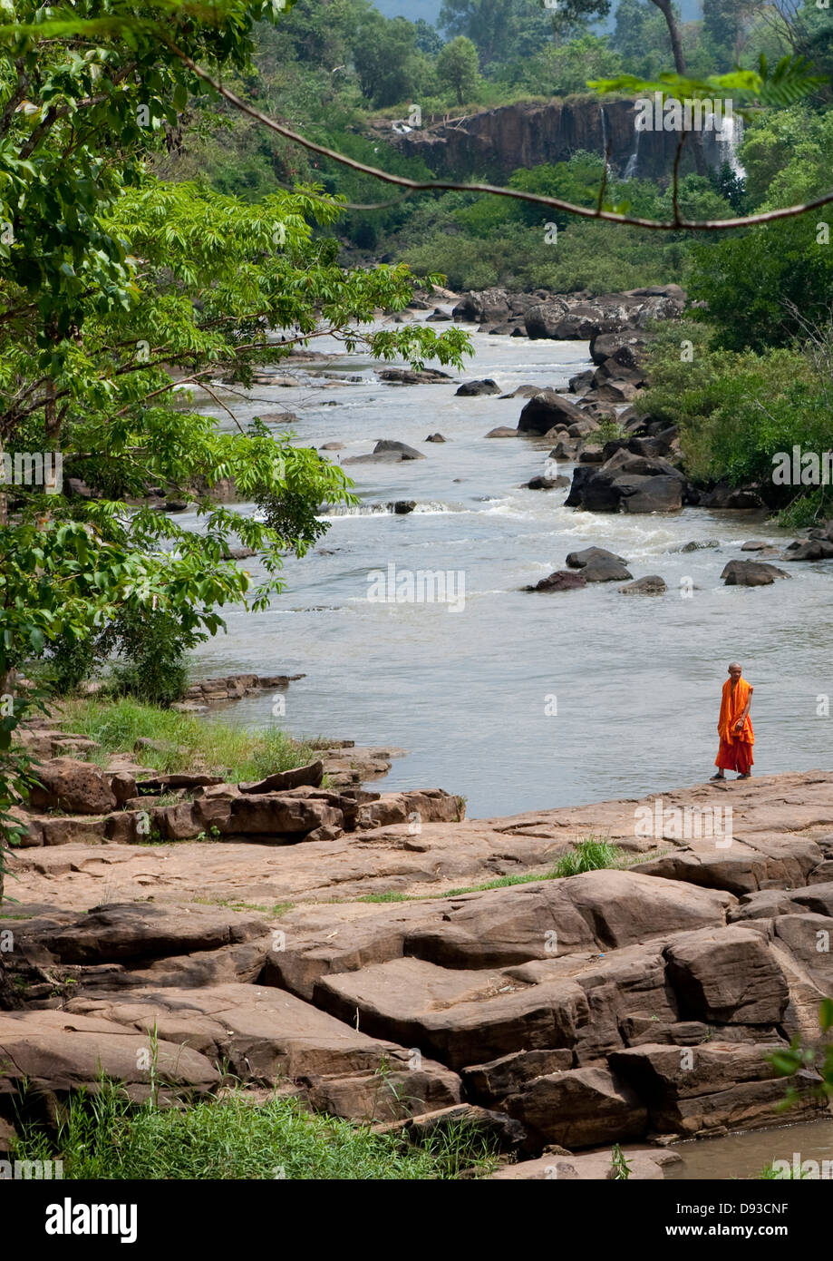 Mönch In Tadfan Wasserfälle, Boloven, Laos Stockfoto