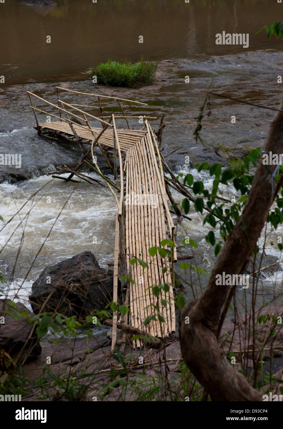 Holzbrücke im Tadfan Wasserfälle, Boloven, Laos Stockfoto
