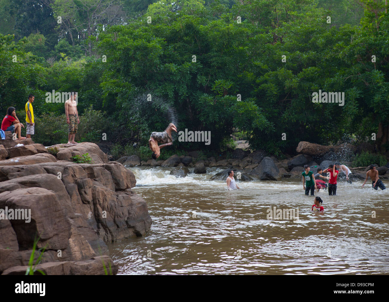 Kinder springen In Tadfan Wasserfälle, Boloven, Laos Stockfoto