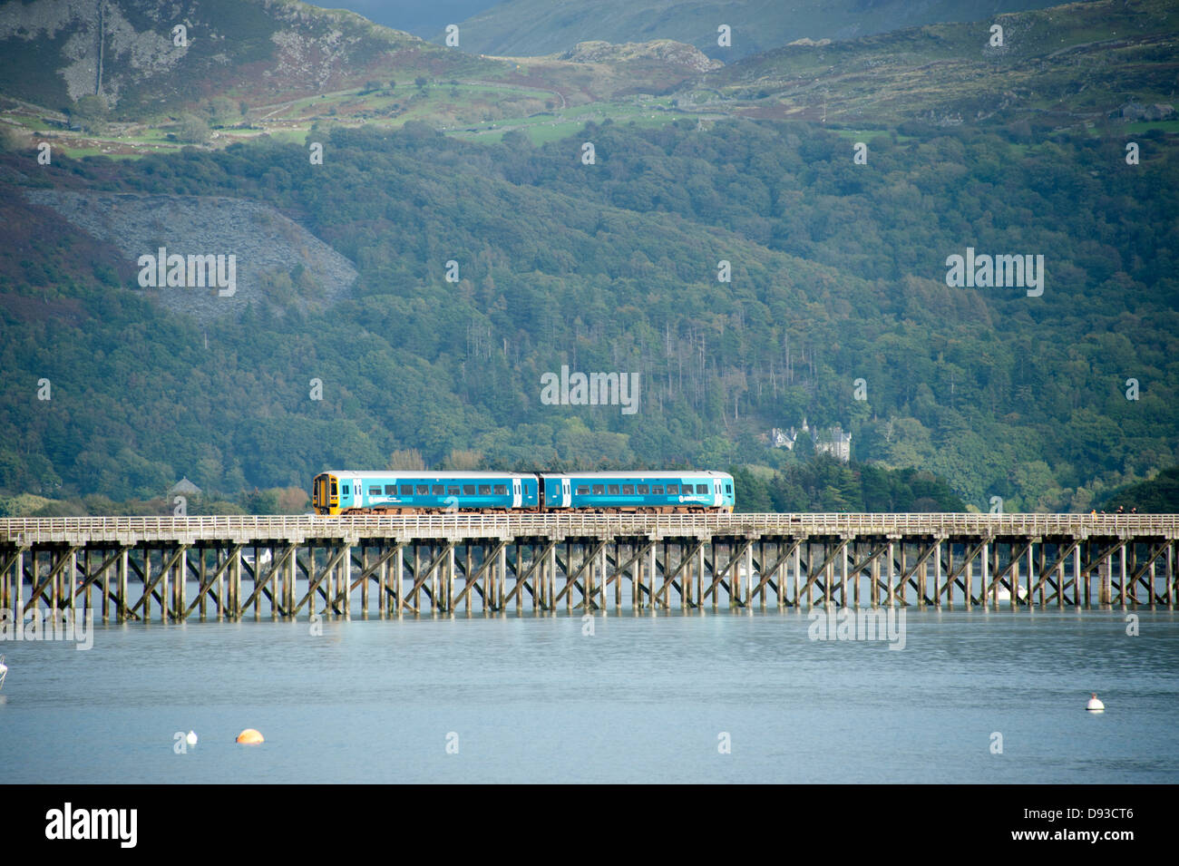 Trainieren Sie auf Brücke über Wasser Wales UK Stockfoto