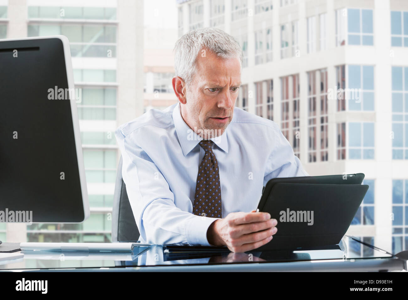 Kaukasische Geschäftsmann mit Tablet-PC Stockfoto