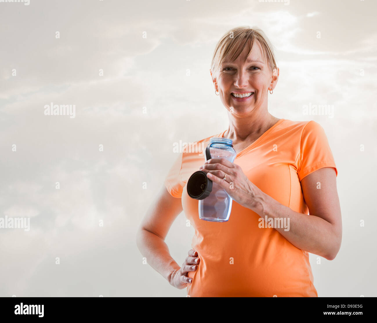 Kaukasische Frau Trinkwasser Flasche Stockfoto