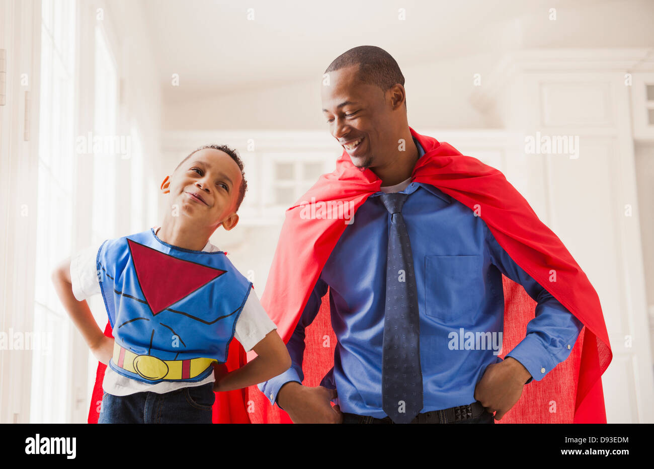 Vater und Sohn spielen Superheld Stockfoto