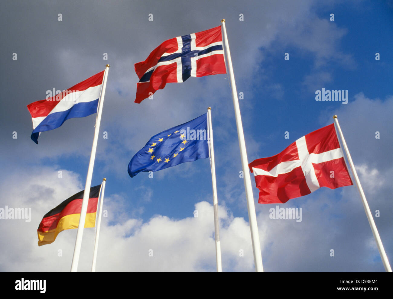 Blick auf verschiedene Fahnen gegen Himmel Stockfoto