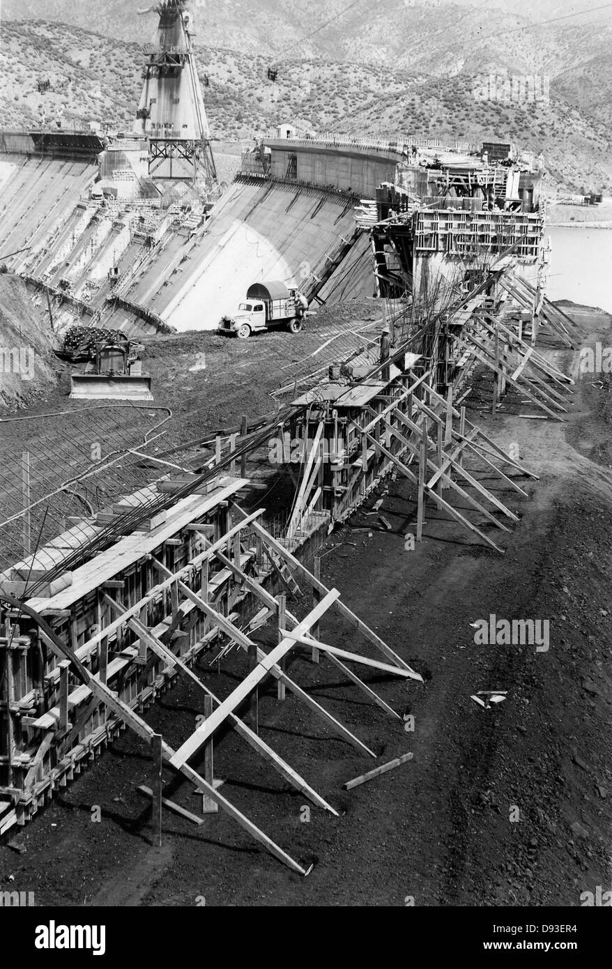 Shasta Construction, Teil der Staudämmprojekte des Bureau of Reclamation, konzentriert sich auf den Bau von Infrastrukturen, die für die Wasserwirtschaft und -Rückgewinnung von entscheidender Bedeutung sind. Das K-6016-CV-Projekt ist eine dieser Bemühungen zur Verbesserung des Hochwasserschutzes, der Wasserspeicherung und der Bewässerung in der Region. Stockfoto