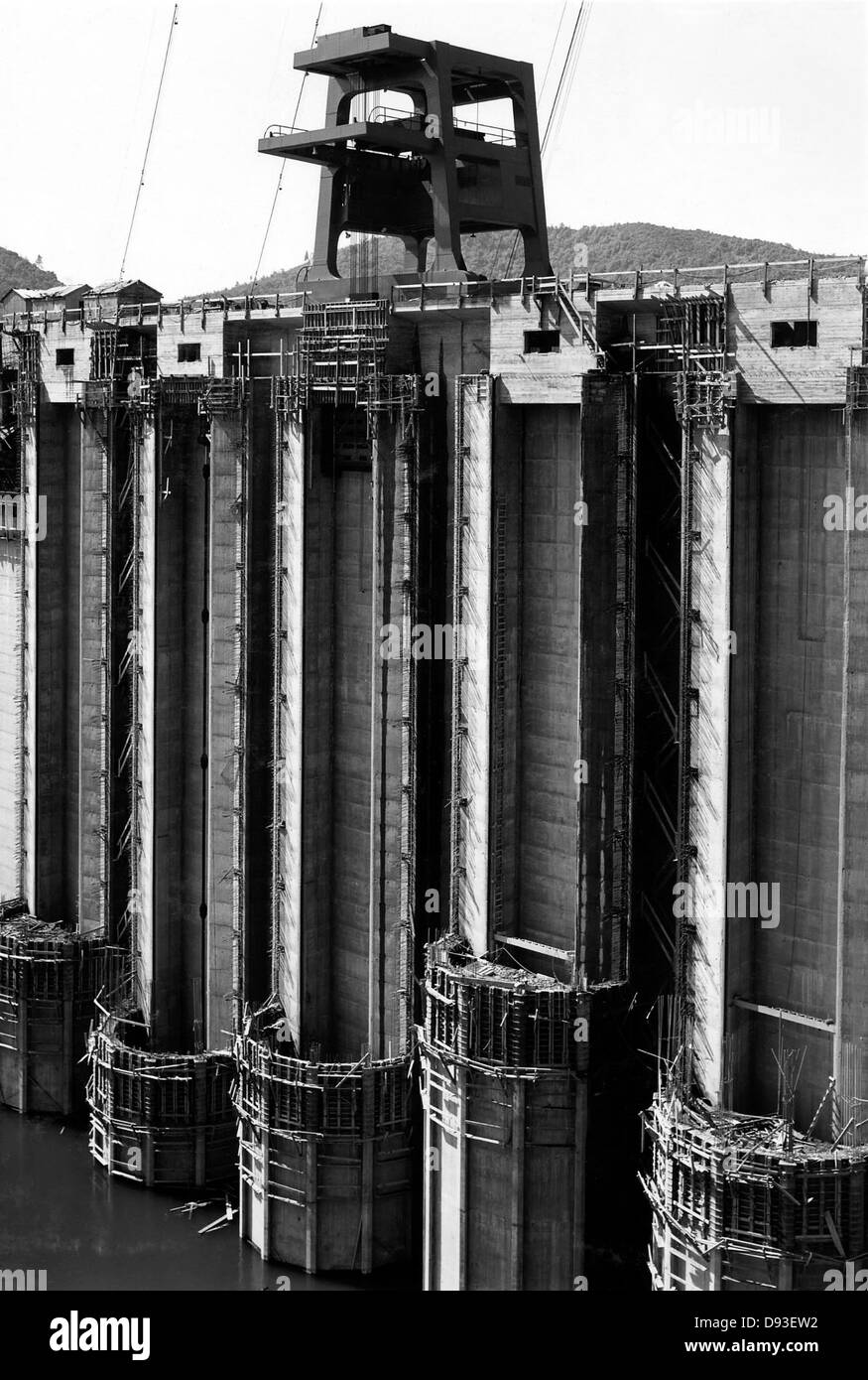 Ein Foto, das den Bau des K-6125-CV Shasta Dam zeigt, ein Schlüsselprojekt des Bureau of Reclamation. Dieses Bild zeigt die technischen und Infrastrukturarbeiten, die mit dem Bau des Damms verbunden sind. Stockfoto
