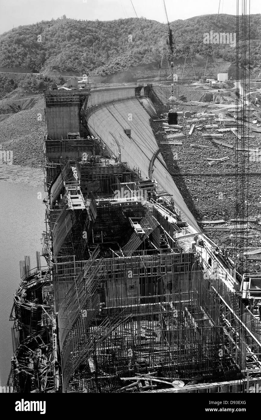 Ein Foto vom Bau des Shasta Dam durch das Bureau of Reclamation, das die laufenden Bemühungen zeigt, einen der größten Dämme in Kaliforniens Wassermanagement zu bauen. Stockfoto