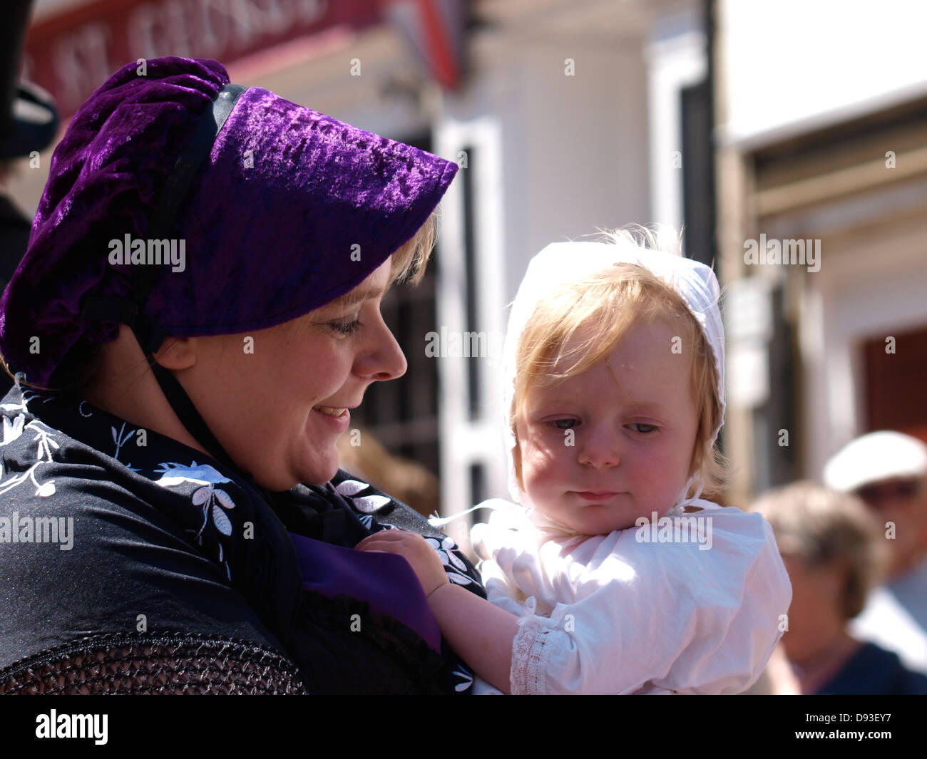 Frau mit einem Baby, Ilfracombe viktorianischen fest Parade, Devon, UK 2013 Stockfoto